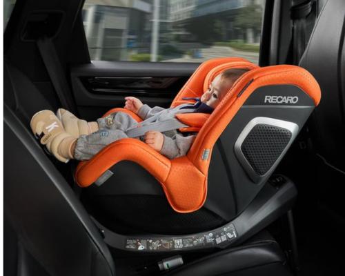 bebe recién nacido viajando a contramarcha en la silla Recaro Toron en la que se aprecia el excelente reclinado